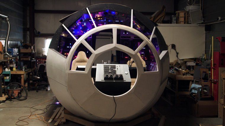 Star Wars : 2 fans fabriquent une réplique du cockpit du Faucon Millenium taille réelle