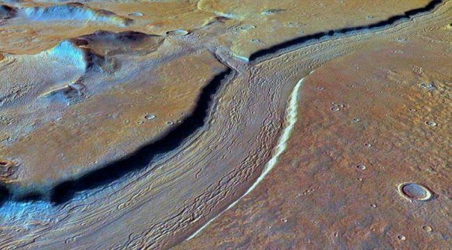 Un lac d eau liquide découvert sous la surface de Mars #1