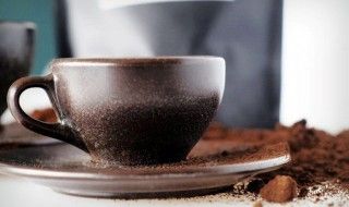 Des tasses de café écologiques fabriquées avec du marc de café