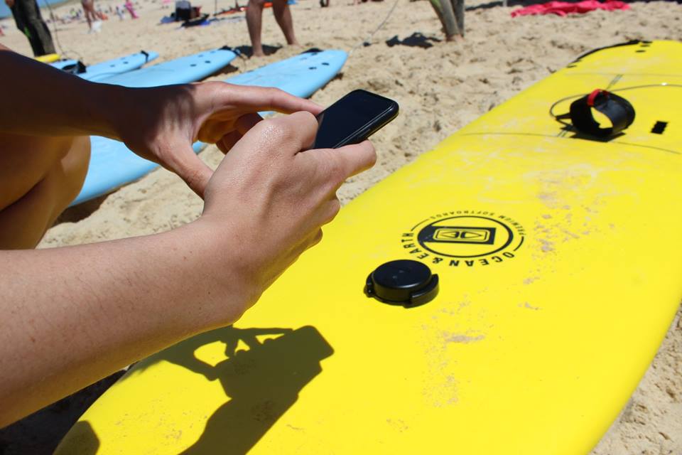 Cette planche de surf connectée vous aide à vous lever au bon moment