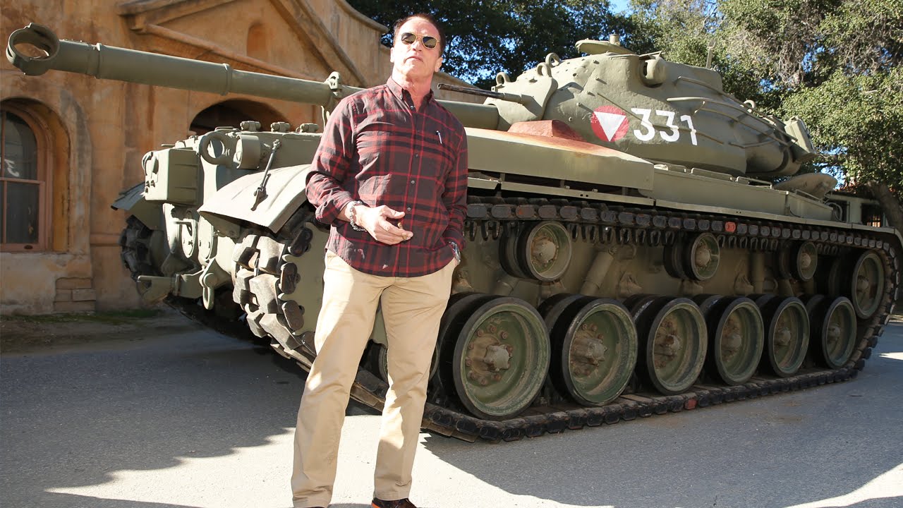 Arnold Schwarzenegger écrase une limousine avec un tank pour fêter ses 71 ans