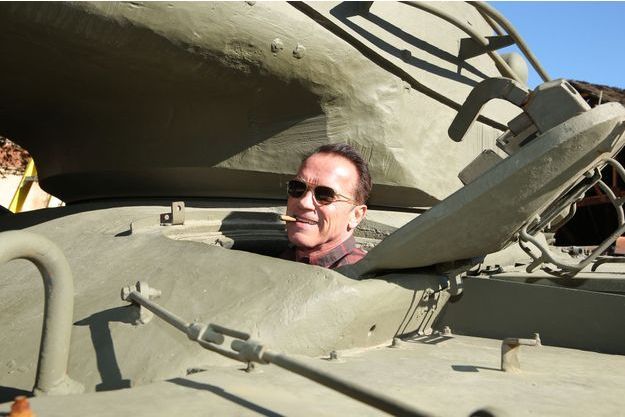 Arnold Schwarzenegger écrase une limousine avec un tank pour fêter ses 71 ans