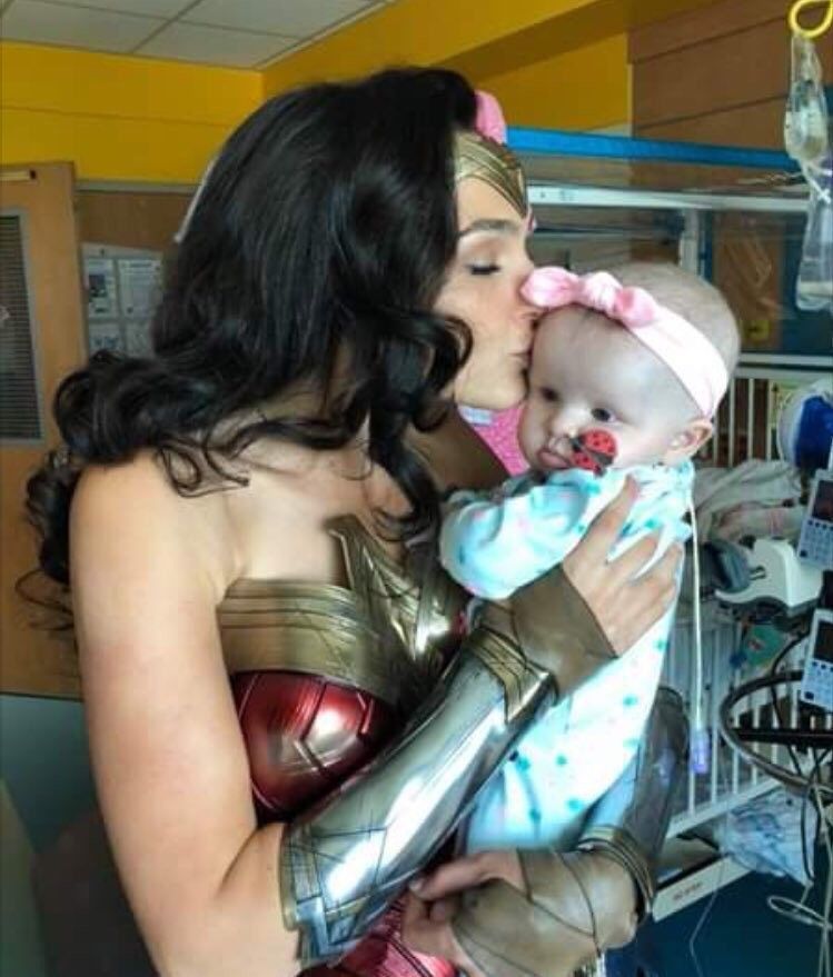 Wonder Woman : Gal Gadot rend visite à des enfants malades en costume d'Amazone #2