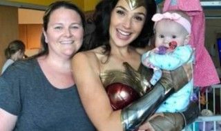Wonder Woman : Gal Gadot rend visite à des enfants malades en costume d'Amazone