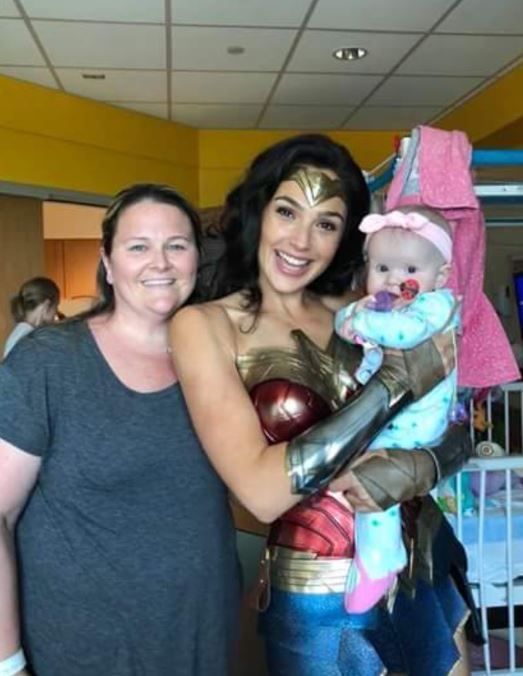 Wonder Woman : Gal Gadot rend visite à des enfants malades en costume d'Amazone