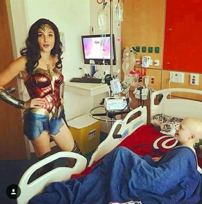 Wonder Woman : Gal Gadot rend visite à des enfants malades en costume d'Amazone #3