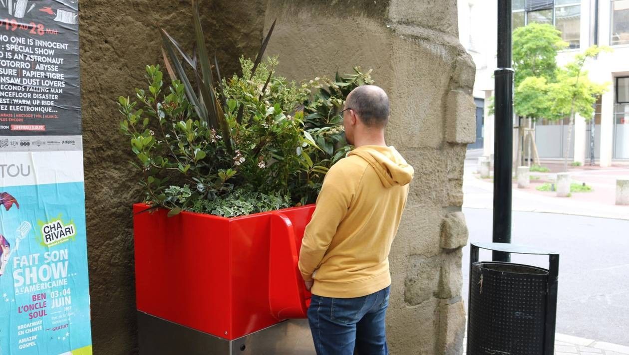 Uritrottoire : les pissotières écologiques fleurissent à Paris