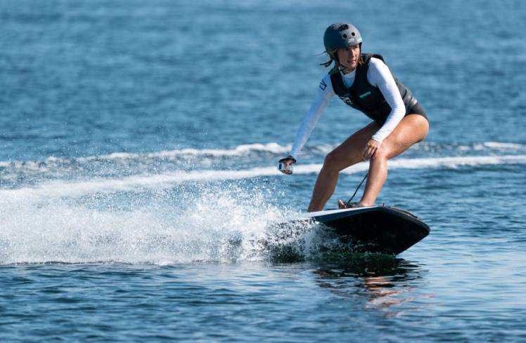 Awake RÄVIK : une planche de surf électrique pour surfer n'importe où #3