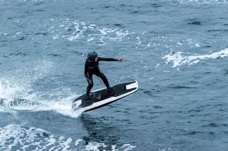 Awake RÄVIK : une planche de surf électrique pour surfer n'importe où