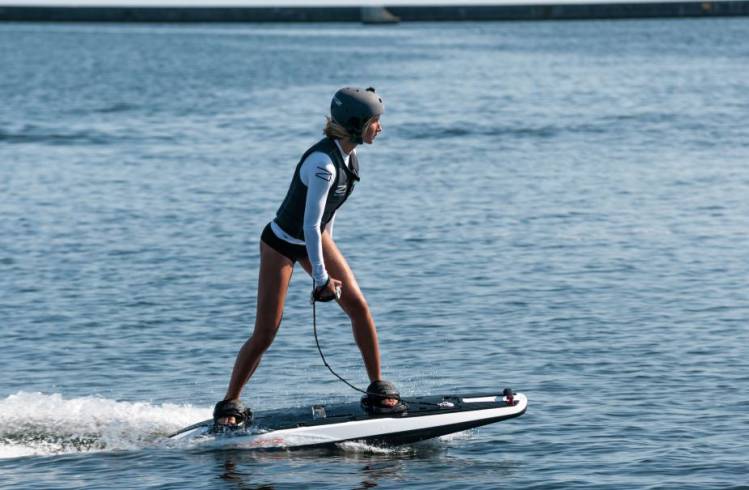 Awake RÄVIK : une planche de surf électrique pour surfer n'importe où #6