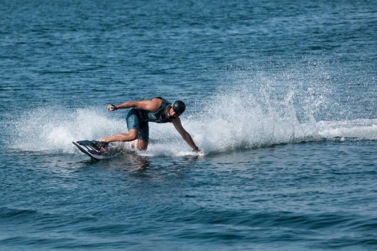 Awake RÄVIK : une planche de surf électrique pour surfer n'importe où