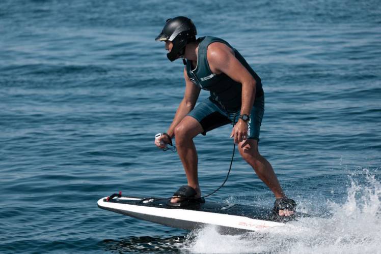 Awake RÄVIK : une planche de surf électrique pour surfer n'importe où #7