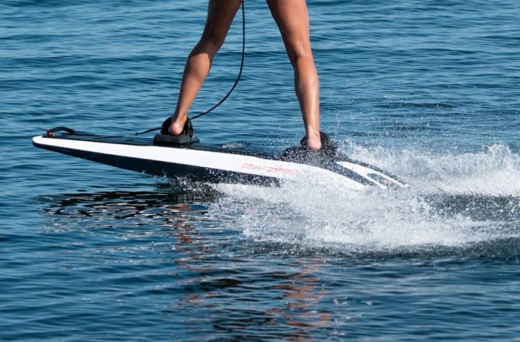 Awake RÄVIK : une planche de surf électrique pour surfer n'importe où #2