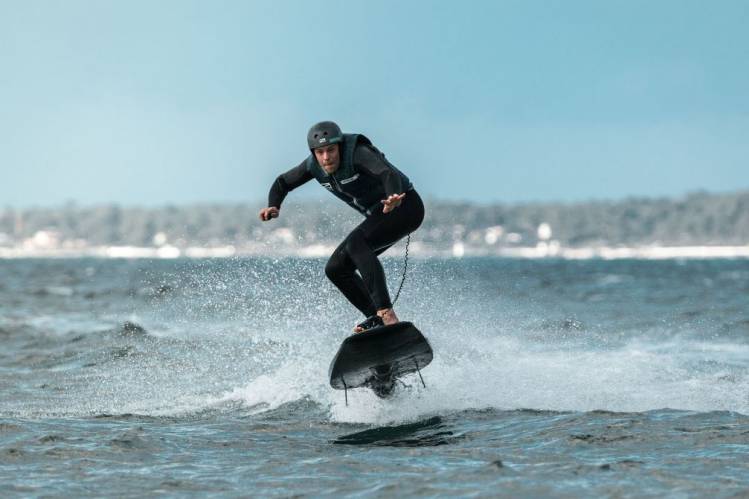 Awake RÄVIK : une planche de surf électrique pour surfer n'importe où