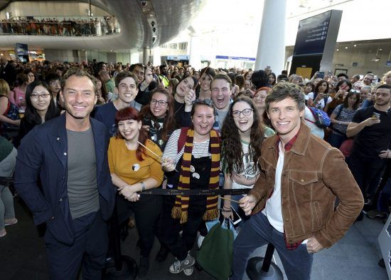 Retour à Poudlard : Jude Law et Eddie Redmayne font une surprise aux fans de Harry Potter à Londres #3