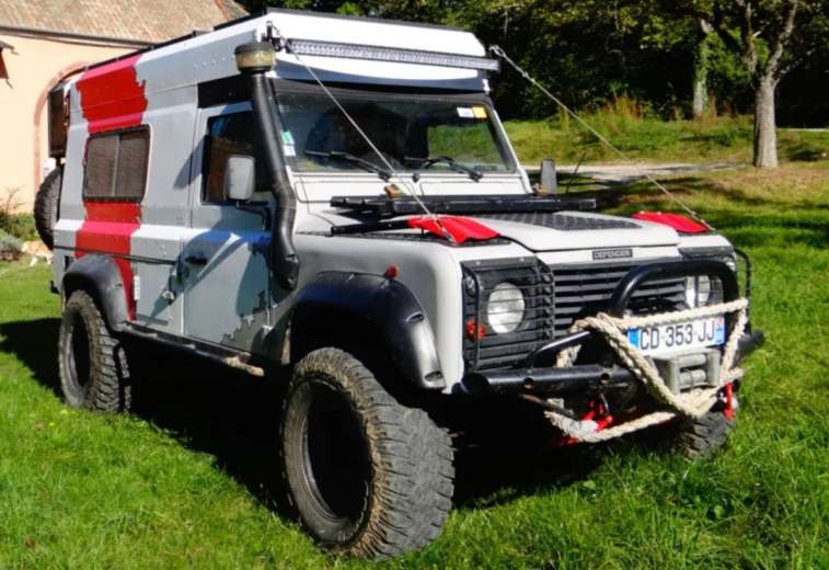 Un Land Rover Defender transformé en camping-car tout-terrain