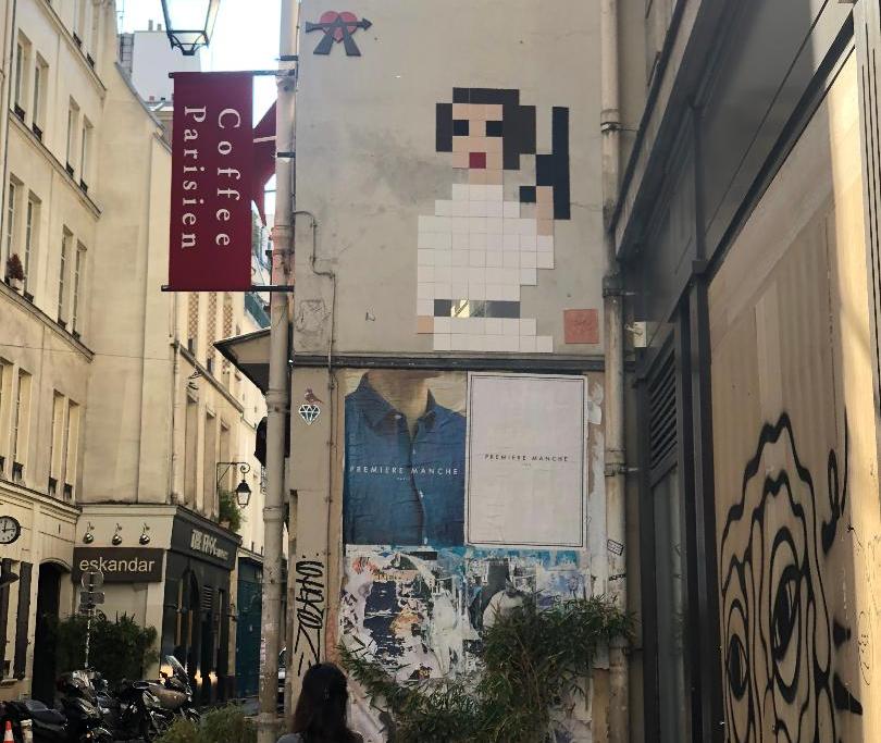 Mark Hammil salue un street-art en hommage à Carrie Fisher à Paris #2