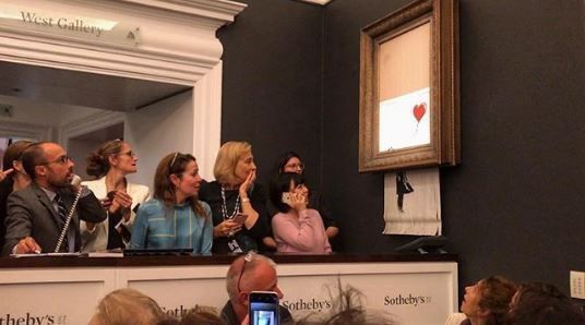 Une oeuvre de Banksy adjugée à 1 million d'euros s'autodétruit en pleine vente aux enchères