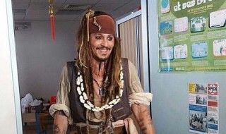 Johnny Depp a rendu visite aux enfants malades de l'Institut Curie déguisé en Jack Sparrow