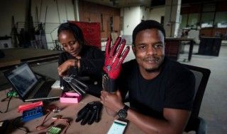 A 25 ans, il invente des gants qui traduisent la langue des signes