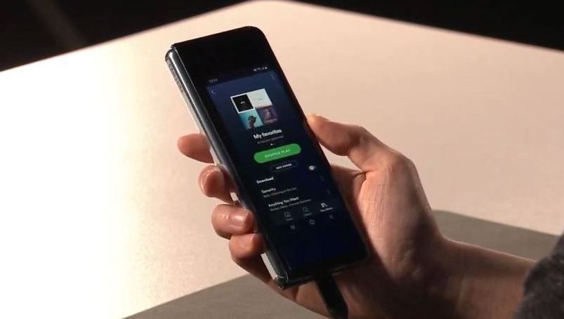 Samsung dévoile le Galaxy Fold : un smartphone pliable à 1800€