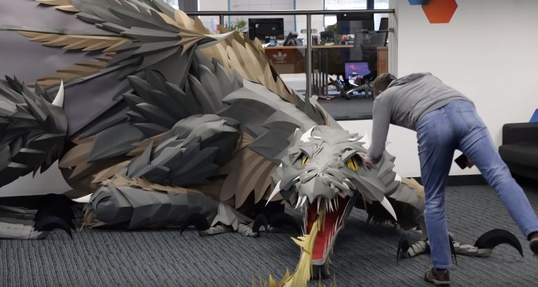 Ce dragon de 12 mètres de long a été réalisé... en papier