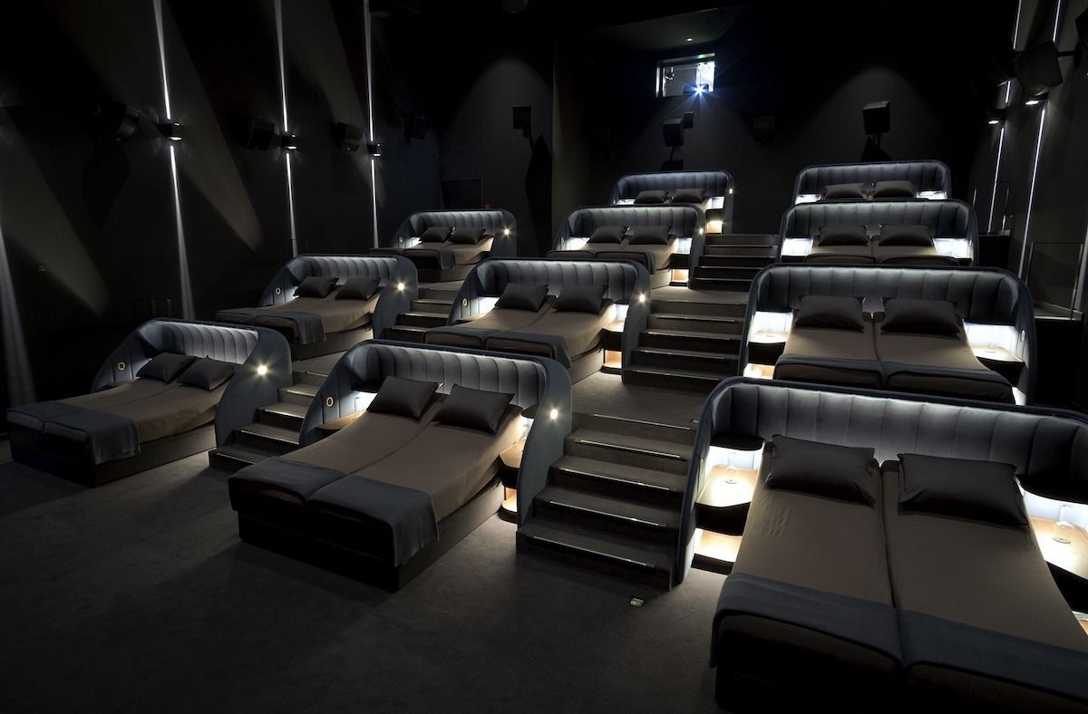 En Suisse, ce cinéma a remplacé les sièges par des lits doubles #2