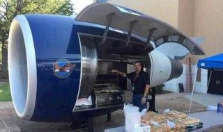 Ils recyclent un réacteur d'avion en barbecue géant