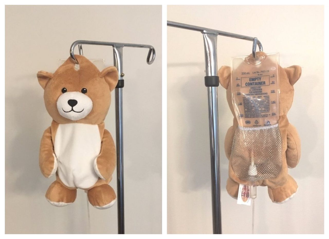 Medi Teddy : une petite fille cache ses poches de perfusions dans un ours en peluche