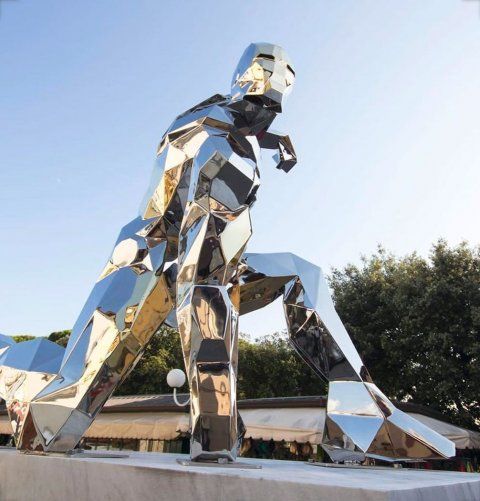 Une imposante statue d'Iron Man érigée en Italie