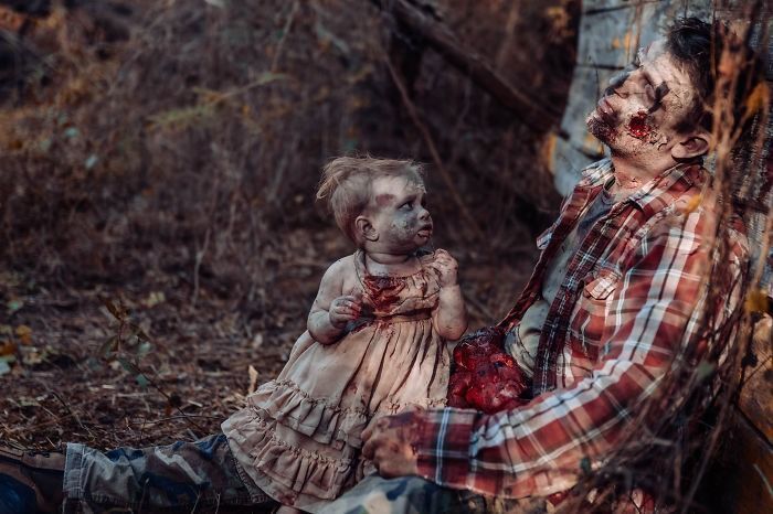 Une maman transforme son bébé et son mari en zombies pour un shooting photo ultra gore #18
