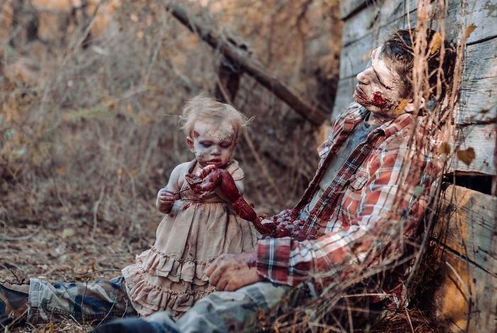 Une maman transforme son bébé et son mari en zombies pour un shooting photo ultra gore #17