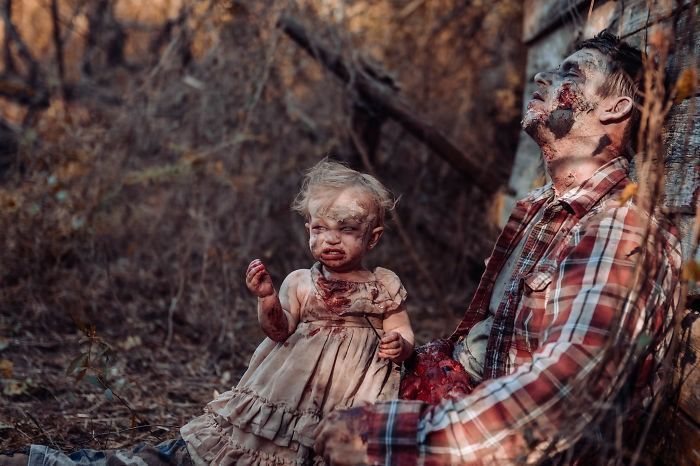 Une maman transforme son bébé et son mari en zombies pour un shooting photo ultra gore #15