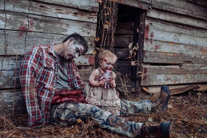 Une maman transforme son bébé et son mari en zombies pour un shooting photo ultra gore #12