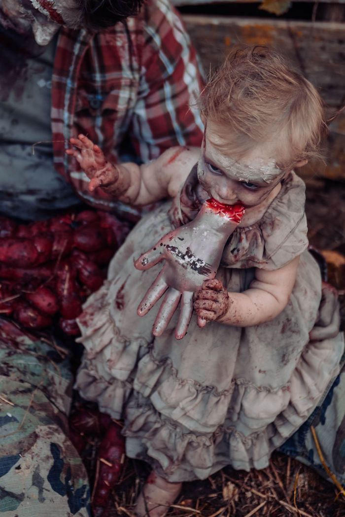 Une maman transforme son bébé et son mari en zombies pour un shooting photo ultra gore #3