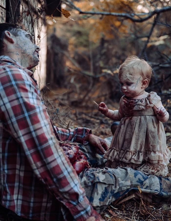 Une maman transforme son bébé et son mari en zombies pour un shooting photo ultra gore #7
