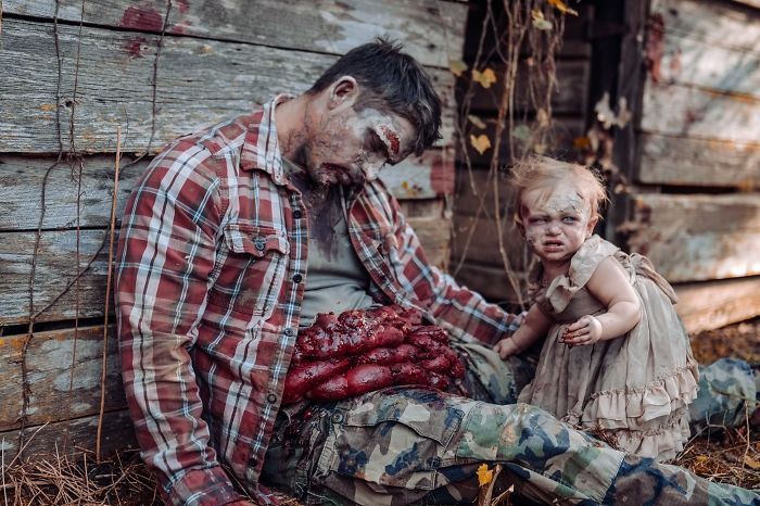 Une maman transforme son bébé et son mari en zombies pour un shooting photo ultra gore #2