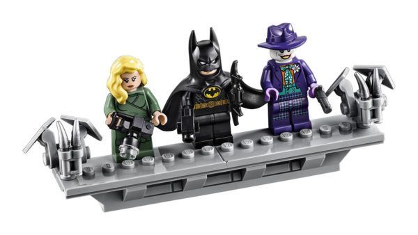 LEGO lance sa plus grande version de la Batmobile de Tim Burton #4