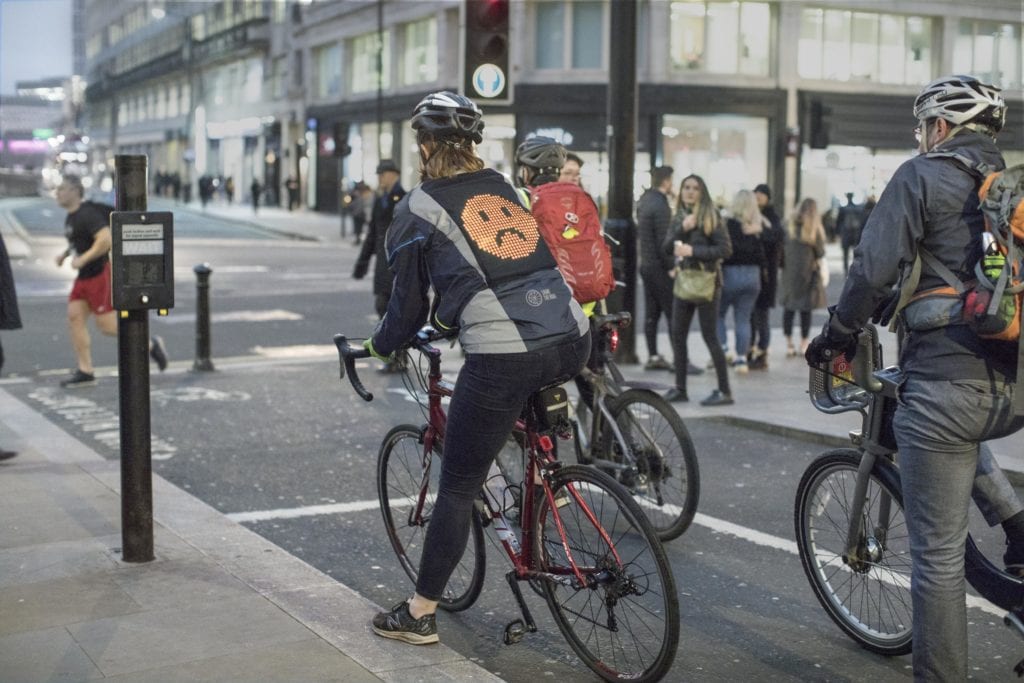 Ford lance une veste emoji pour que les cyclistes communiquent ˝mieux˝ avec les conducteurs