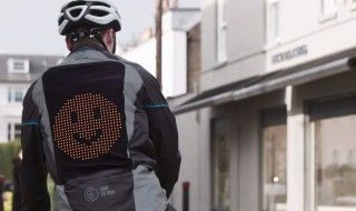 Ford lance une veste emoji pour que les cyclistes communiquent "mieux" avec les conducteurs