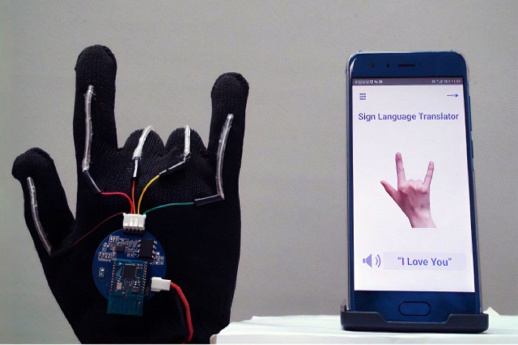 Ce gant intelligent traduit la langue des signes avec 99% de réussite