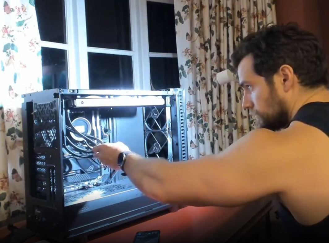 Henry Cavill assemble un PC gaming et enflamme le web #2