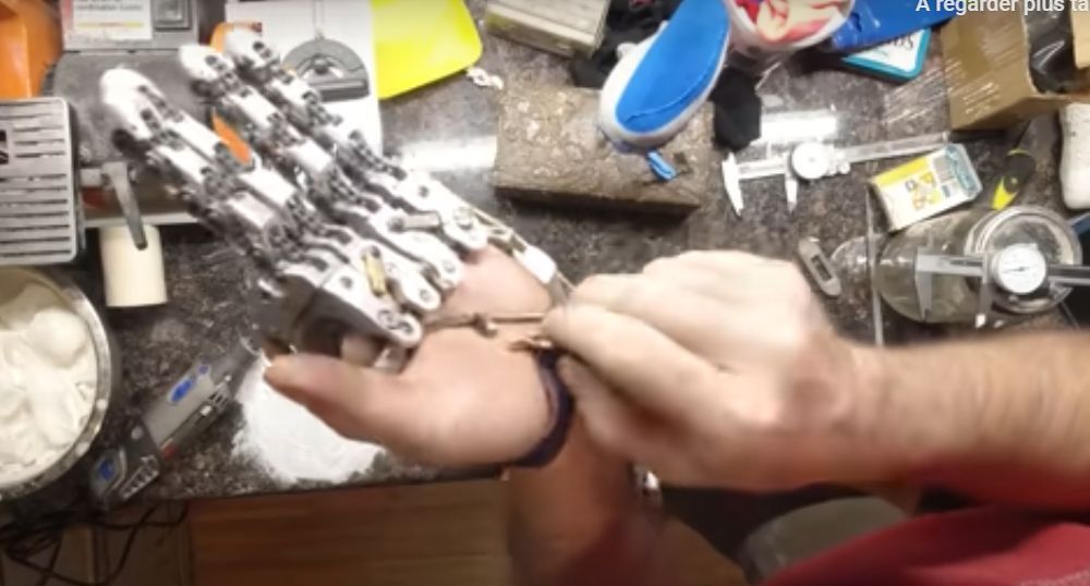 Il se fabrique lui-même une prothèse de main avec son imprimante 3D