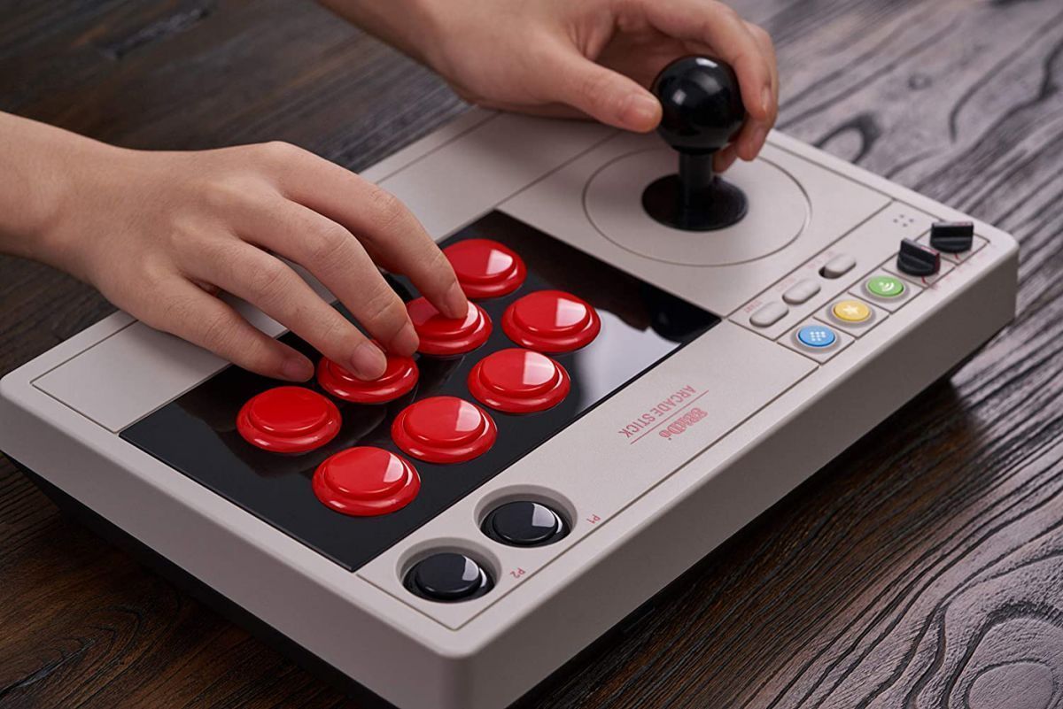 La Nintendo Switch accueille une nouvelle manette arcade 8BitDo inspirée de la NES Advantage