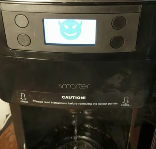 Complètement possédée, cette machine à café rappelle le danger des objets connectés