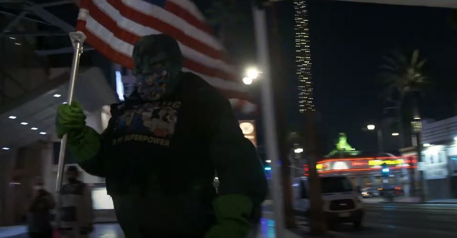 Hulk aperçu entrain de pulvériser l'étoile de Donald Trump sur Hollywood Boulevard