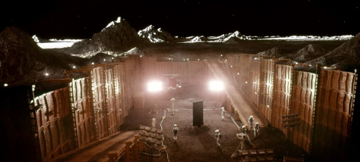 2001 l'Odysée de l'espace : un monolithe mystérieux découvert en plein désert