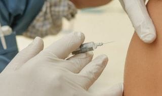 VaccinTracker permet de suivre le nombre de vaccinations Covid-19 en France en temps réel