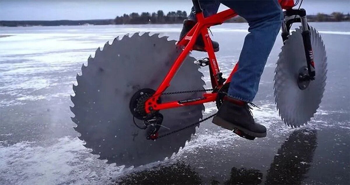 Il fixe des scies circulaires sur son vélo pour rouler sur un lac gelé #3