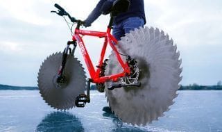 Il fixe des scies circulaires sur son vélo pour rouler sur un lac gelé